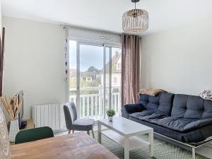 sala de estar con sofá y mesa en CABOURG - 2 PIÈCES avec Balcon et parking- Hyper Centre et Plage, en Cabourg