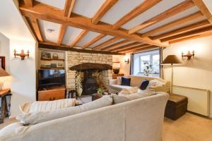 Ruang duduk di NEW Street Cottage - Centre Cotswolds 3 Bed +37 gambar