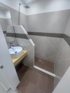 een kleine badkamer met een wastafel en een douche bij Yaque Suite in El Yaque