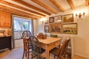 Dapur atau dapur kecil di NEW Street Cottage - Centre Cotswolds 3 Bed