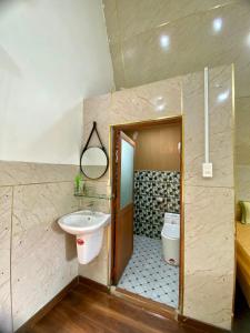 a bathroom with a sink and a toilet at Homestay Tuyết Anh in Tri Tôn