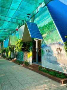 un bâtiment avec une peinture sur son côté dans l'établissement Homestay Tuyết Anh, à Tri Tôn