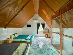 Habitación con 2 camas y TV. en Homestay Tuyết Anh, en Tri Tôn