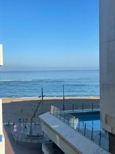 uma vista para o oceano a partir de um edifício em Magua Home: Apartment at 25 meters from Canteras beach em Las Palmas de Gran Canaria