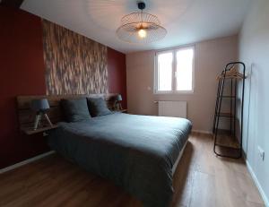 Un dormitorio con una cama grande y una ventana en L'ALSACIEN Centre Ville 2 chambres et Terrasse, en Colmar