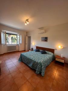 a bedroom with a bed and a window at VILLA ANNA Appartamenti per vacanza in casale di charme in Marina di Campo