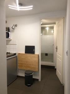 - une cuisine avec un bureau et un ordinateur portable dans l'établissement LE PAVILLON RENNAIS, à Rennes