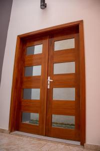 una puerta de madera con una cruz. en Appartement MONGOH, en Nzamata