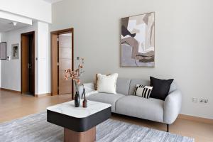 Χώρος καθιστικού στο Silkhaus Contemporary 1 BDR Next to Golf Course