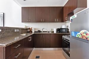 Η κουζίνα ή μικρή κουζίνα στο Silkhaus Contemporary 1 BDR Next to Golf Course +10 φωτογραφίες