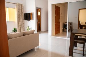 Appartement MONGOH في Nzamata: غرفة معيشة مع أريكة وطاولة
