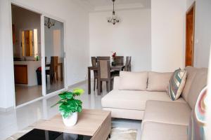 Appartement MONGOH في Nzamata: غرفة معيشة مع أريكة وطاولة