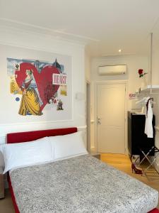 1 dormitorio con 1 cama con un corazón en la pared en Guicciardini 24 en Florencia