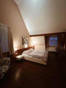 a bedroom with a large bed in a room at Gasthaus Lindenhof in Much