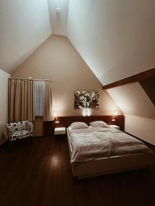 a bedroom with a large bed in a attic at Gasthaus Lindenhof in Much