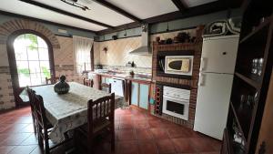 Kuchyňa alebo kuchynka v ubytovaní Casa Rural Piedras de Benquerencia