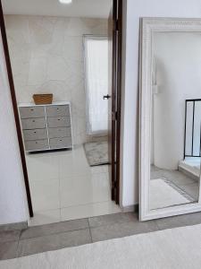 La salle de bains est pourvue d'un miroir, d'un lavabo et d'une armoire. dans l'établissement Playa privada con casa entera y palapa, à Ciudad del Carmen