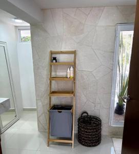 - une salle de bains pourvue d'une étagère en bois dans l'établissement Playa privada con casa entera y palapa, à Ciudad del Carmen