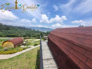 瓜塔維塔的住宿－Encanto Dorado，建筑红屋顶的景色