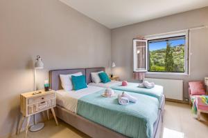 2 Betten in einem Schlafzimmer mit Fenster in der Unterkunft Villa Argi by Villa Plus in Sisi