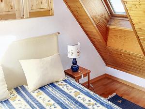 a bedroom with a bed with a lamp on a table at Appartement spacieux à Le Monêtier-les-Bains - 75 m² avec vue in Le Monêtier-les-Bains