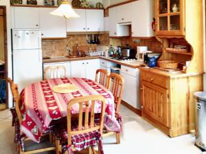 a kitchen with a table with a red blanket on it at Appartement spacieux à Le Monêtier-les-Bains - 75 m² avec vue in Le Monêtier-les-Bains +13 photos
