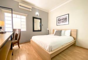 a bedroom with a bed and a desk at Casa Condesa Amatlan 84 Hotel by Riberana in Mexico City