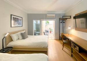 een hotelkamer met 2 bedden en een bureau bij Casa Condesa Amatlan 84 in Mexico-Stad