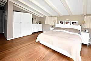 1 dormitorio con 1 cama blanca y armarios blancos en Villa de 3 chambres avec piscine partagee sauna et jardin clos a Ecuras, en Écuras