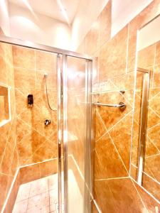 um chuveiro com uma porta de vidro na casa de banho em Hotel Karlin em Praga