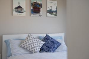 una camera con un letto con quattro quadri sul muro di Turnkey 1 Bedroom, Top Floor, Large Patio, Secure Parking! a Victoria