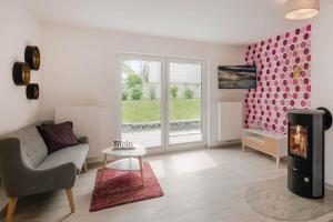 ein Wohnzimmer mit Couch und Kamin in der Unterkunft Villa Doris Whg 1 Merilyn in Heringsdorf