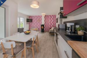 eine Küche mit einem Tisch und Stühlen in einer Küche in der Unterkunft Villa Doris Whg 1 Merilyn in Heringsdorf + 24 Fotos