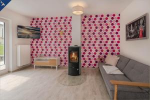 ein Wohnzimmer mit Couch und Kamin in der Unterkunft Villa Doris Whg 1 Merilyn in Heringsdorf