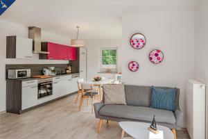 uma sala de estar com um sofá e uma cozinha em Villa Doris Whg 3 Flora em Heringsdorf