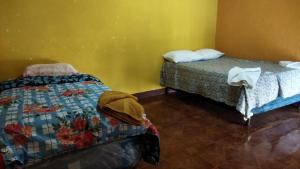 2 Betten nebeneinander in einem Zimmer in der Unterkunft Casa Xuan in San Juan La Laguna