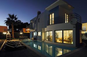 une maison avec une piscine la nuit dans l'établissement Villa Serena -your exclusive private swimming pool, à Palmela