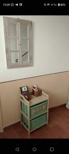 een kleine tafel met een raam in een kamer bij Casa Emma in Cremolino