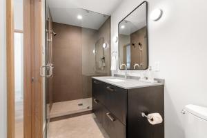 Bilik mandi di The Glenwood by Jackson Vacations +19 gambar