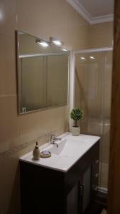 ein Badezimmer mit Waschbecken und Spiegel in der Unterkunft Casa Golden in Bragança