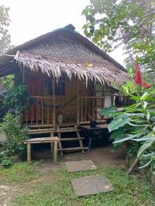 a small hut with a thatch roof and a bench at YOUMEBED MOTOR INN at Kambal Kubo Resthouse in Antipolo