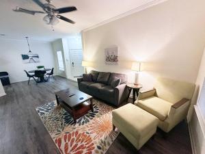 uma sala de estar com um sofá, cadeiras e uma mesa em Private 1/1 Unit in Sanford, FL em Sanford