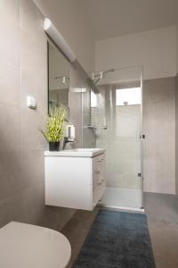 uma casa de banho com um lavatório branco e um chuveiro em Hotel VP1 em Ostrava