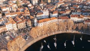 Nespecifikovaný výhled na destinaci Lecco nebo výhled na město při pohledu z apartmánu