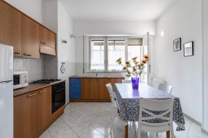 una cocina con una mesa con un jarrón de flores. en Roomy Apartment Close to Siena Center!, en Siena
