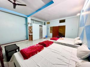 Postel nebo postele na pokoji v ubytování Trilok Residency - Dashashwamedh Varanasi