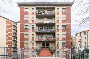 un edificio de apartamentos con una escalera delante en Roomy Apartment Close to Siena Center!, en Siena