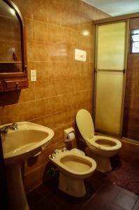 a bathroom with a toilet and a sink at El patio de Malek in Cosquín