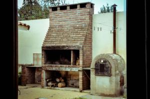 an outdoor brick oven with logs in it at El patio de Malek in Cosquín