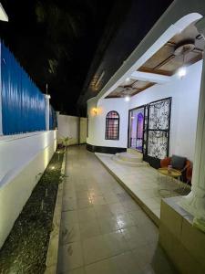 un couloir d'un bâtiment avec des chaises et un mur dans l'établissement Mini villa cosy et discrete, à Douala